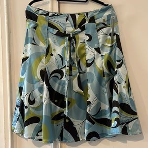 NWT-size 10 geometric print,poly spandex,lined,side zip circle skirt